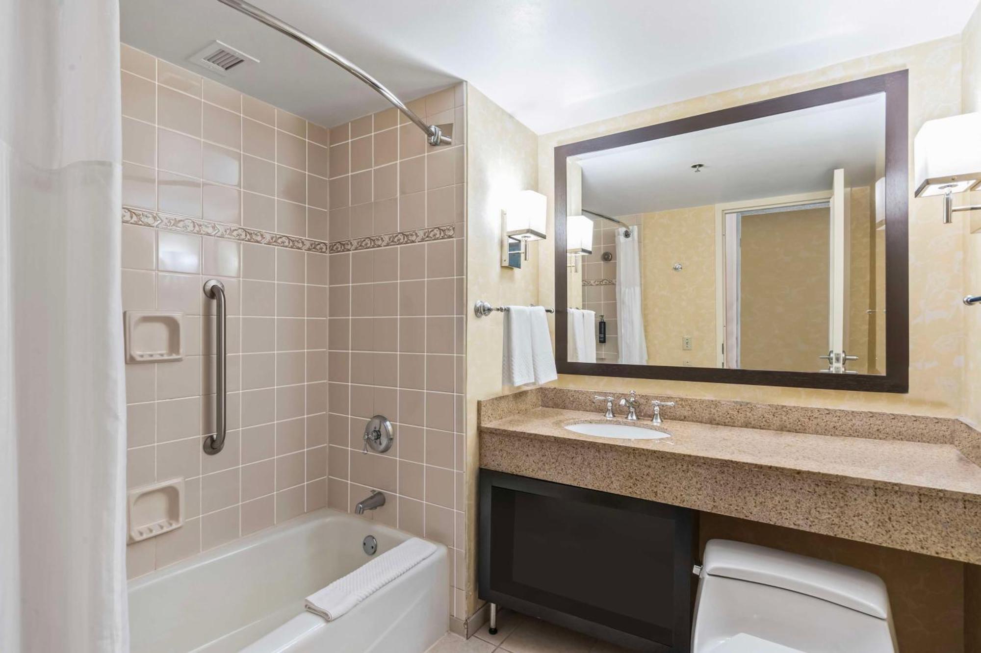 Doubletree By Hilton Charlotte Uptown Ξενοδοχείο Εξωτερικό φωτογραφία